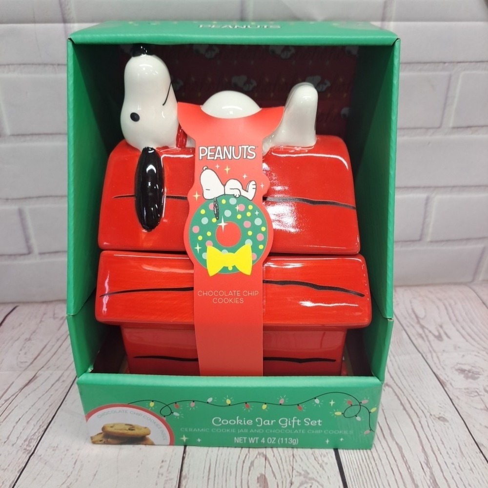 Peanuts Snoopy‎ Doghouse Cookie Jar Gift Set, Ceramic W/Cookies